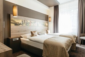 Minibar, brankas, meja kerja, dan tirai kedap cahaya