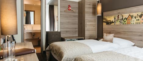 Habitación con 2 camas individuales | Minibar, caja de seguridad en la habitación y escritorio