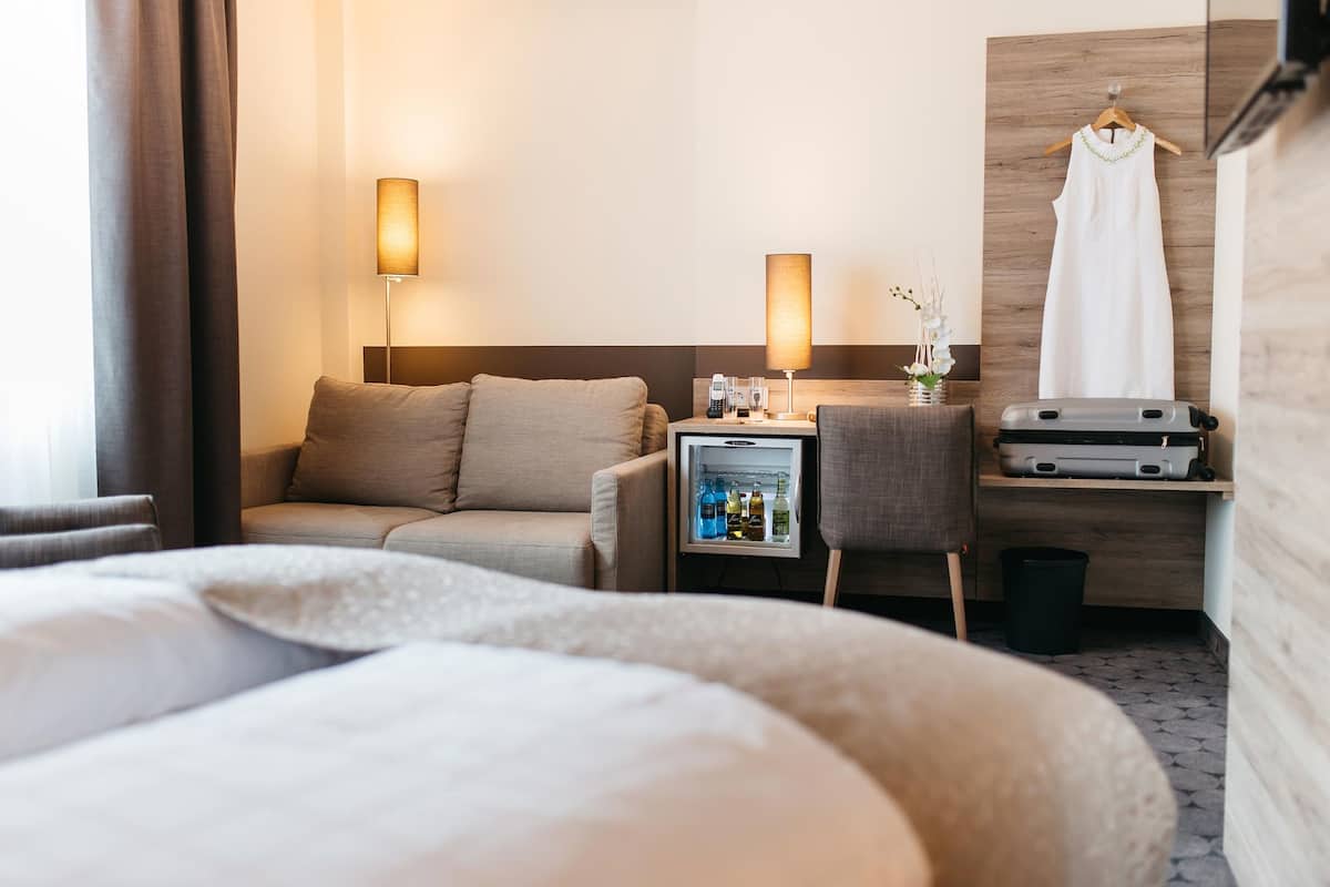 Chambre Triple | Minibar, coffres-forts dans les chambres, bureau, rideaux occultants