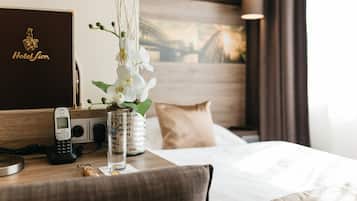 Quarto solteiro | Frigobar, cofres nos quartos, escrivaninha, cortinas blackout