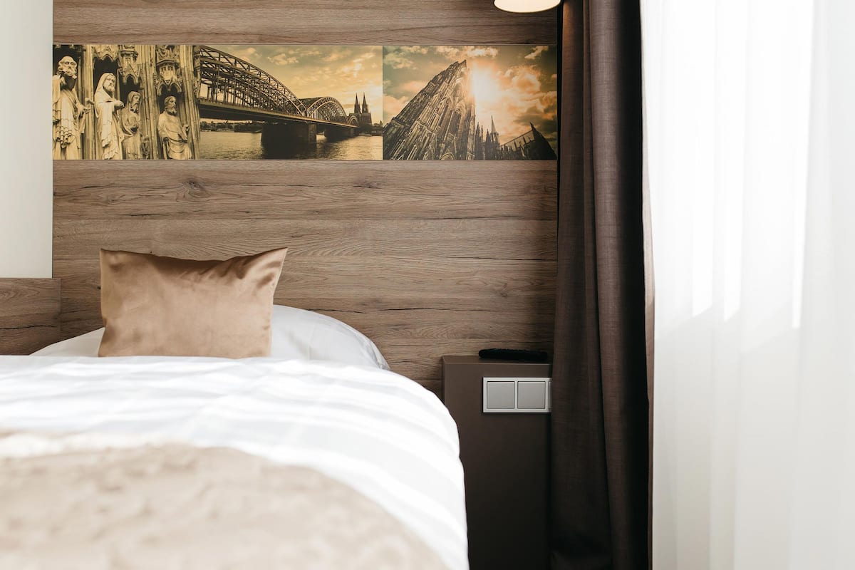 Minibar, coffres-forts dans les chambres, bureau, rideaux occultants