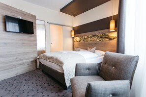 Kahden hengen huone | Minibaari, tallelokero huoneessa, työpöytä, pimennysverhot