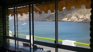 A dining area with a view of the sea and cliffs. - Baia Verde (Tarrafal)