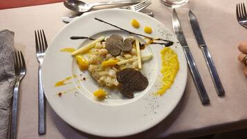 Un plato de comida con diversos ingredientes y adornos.