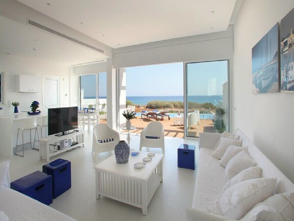 Villa, 5 chambres, piscine privée, vue mer | Coin séjour | Télévision à écran plat, console de jeux vidéo, lecteur de DVD