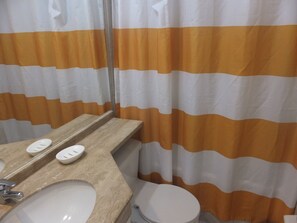 Standard Apartment | Bathroom | Combined shower/tub, towels