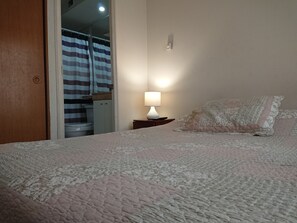 Apartamento económico | 1 dormitorio, tabla de planchar con plancha, wifi gratis y ropa de cama