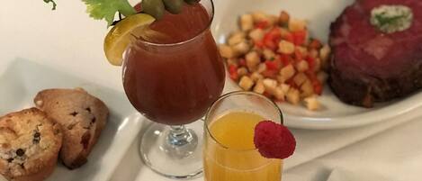 Diverse gerechten, waaronder een steak, muffins en een dessert met fruit.