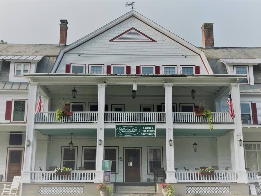 Majoituspaikan julkisivu illalla/yöllä