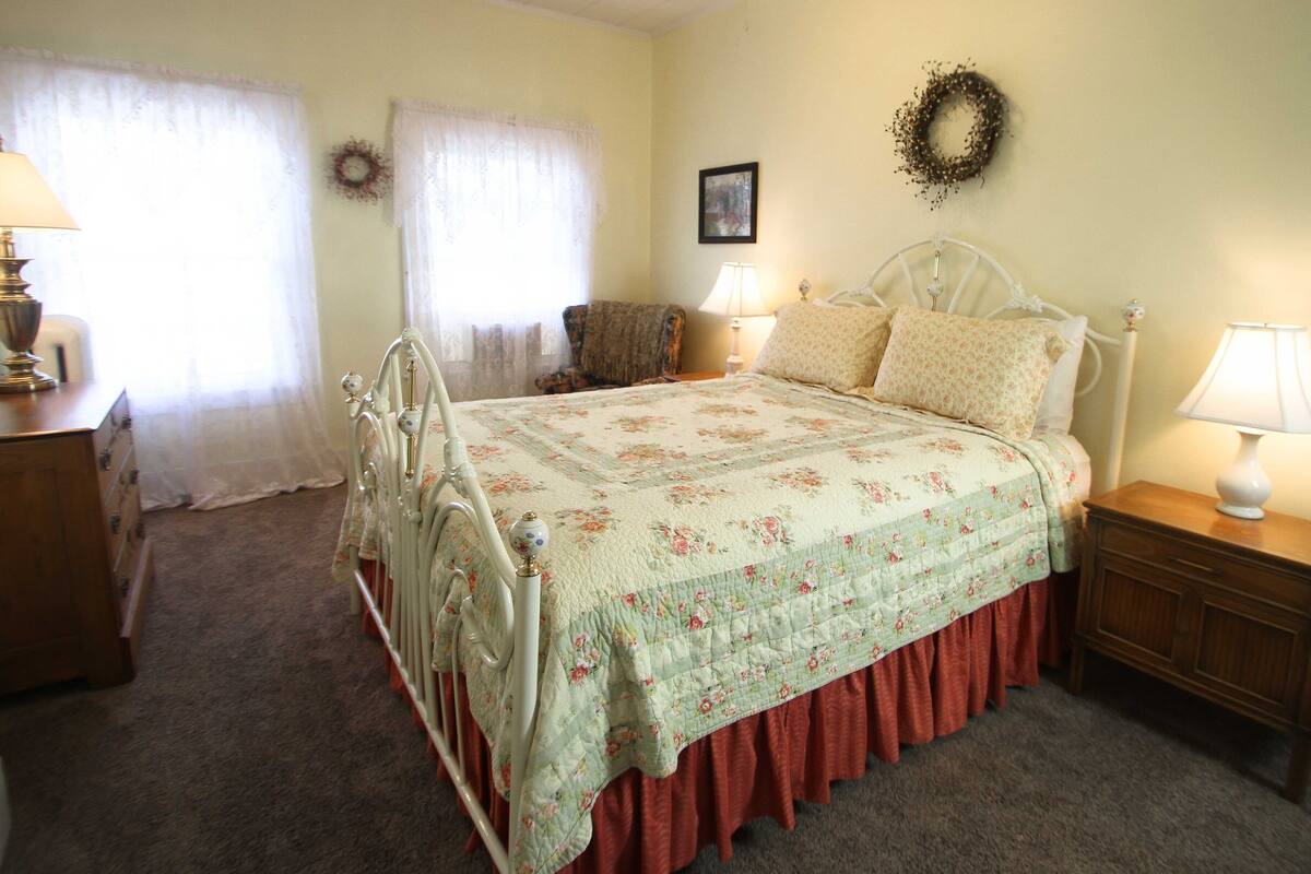 Standard Room, 1 Queen Bed
