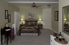 Tabla de planchar con plancha, wifi gratis, ropa de cama