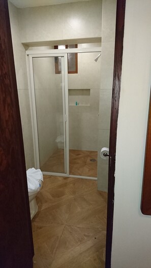 Habitación individual básica | Baño | Ducha, artículos de higiene personal gratuitos y secador de pelo