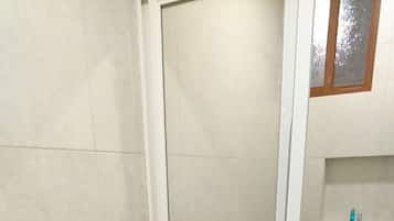 Habitación individual básica | Baño | Regadera, amenidades de baño gratuitas, secadora de cabello
