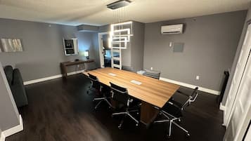 Habitación ejecutiva | Escritorio, tabla de planchar con plancha, wifi gratis y ropa de cama