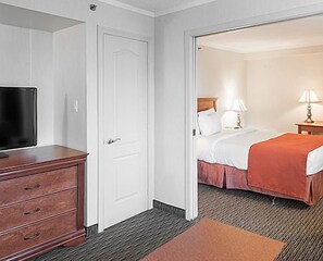 Standard Room, 1 Queen Bed with Sofa bed | Desk, iron/ironing board, free WiFi, bed sheets - Hotel Chrome Montreal (Montreal)