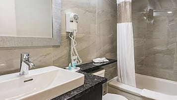 Combined shower/bathtub, towels