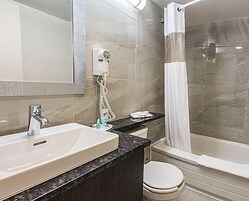 Bañera con ducha, toallas