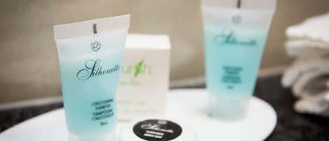 Deux bouteilles de shampoing démêlant de la marque Silhouette et un savon, le tout posé sur un plateau blanc.