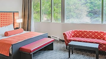 Executive Suite, 1 King Bed | Desk, iron/ironing board, free WiFi, bed sheets