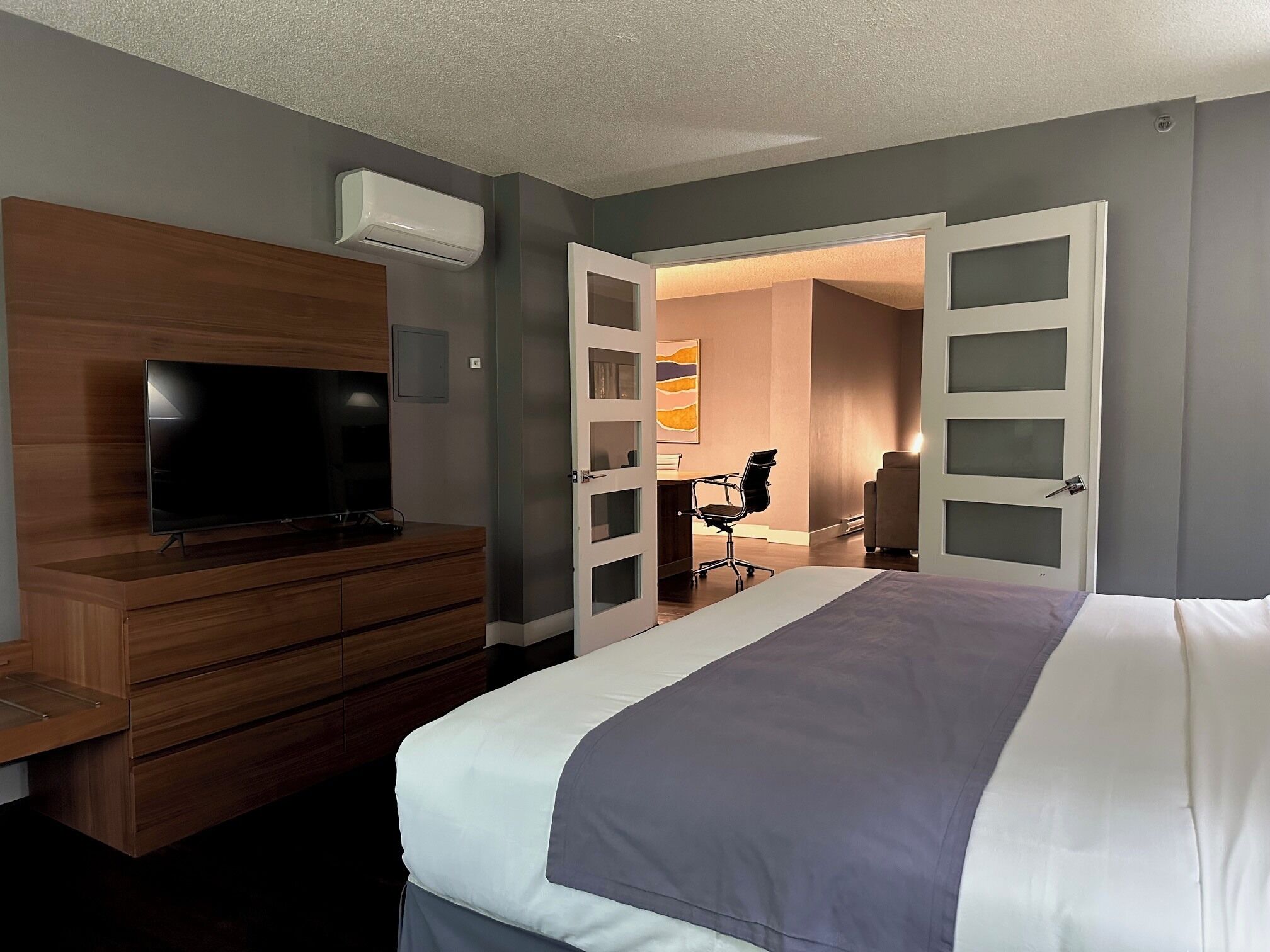 Habitación ejecutiva | Escritorio, tabla de planchar con plancha, wifi gratis y ropa de cama 