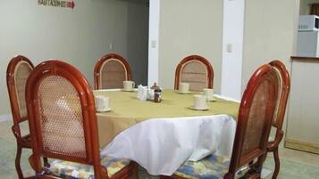 Ilmainen päivittäinen mannermainen aamiainen