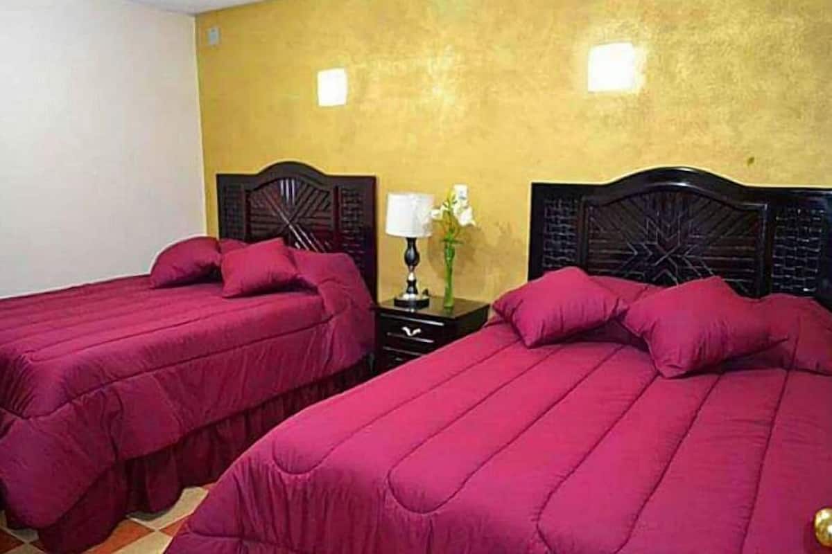 Habitación familiar, 2 camas dobles | Tabla de planchar con plancha y wifi gratis