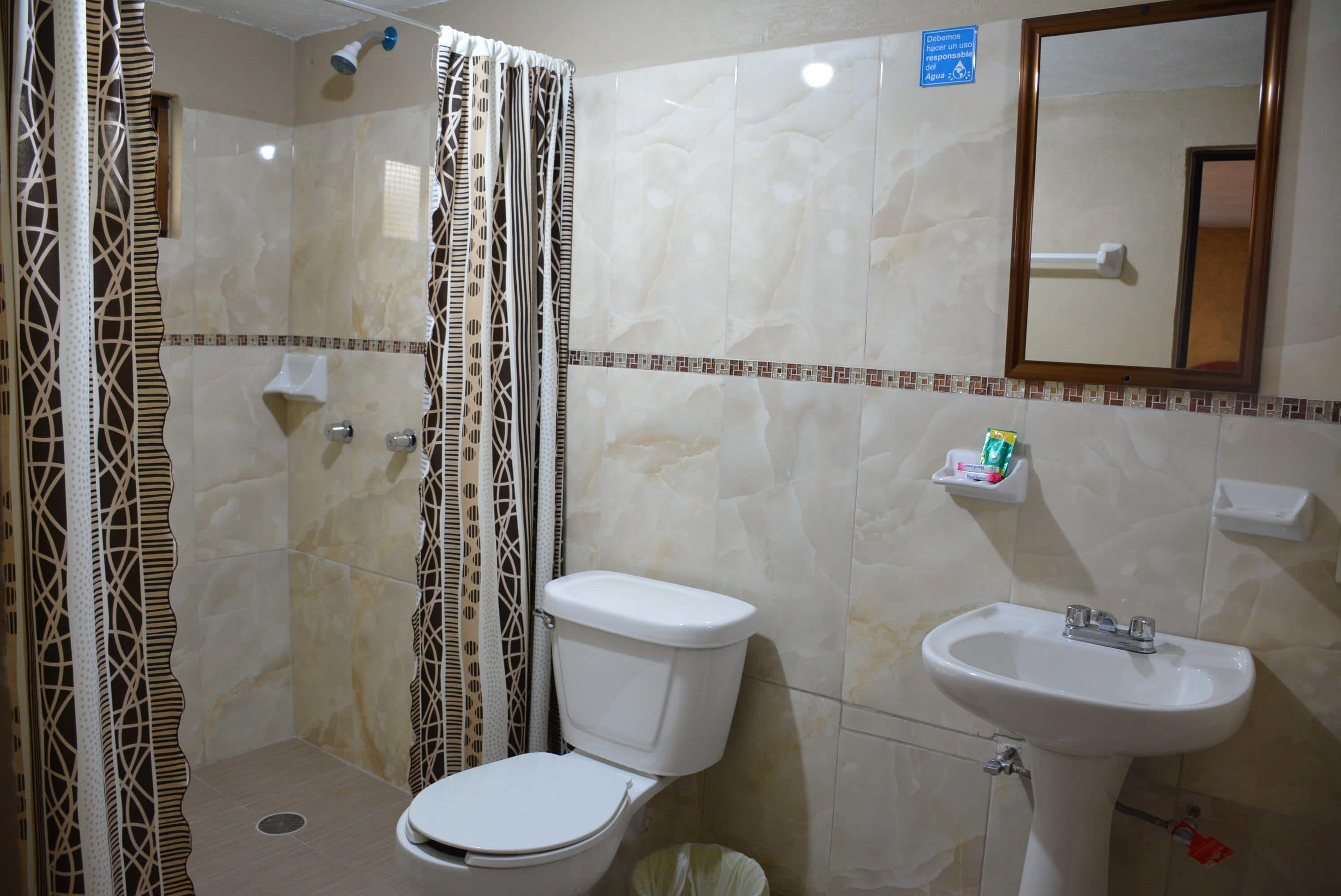 Habitación triple | Baño | Regadera y toallas 