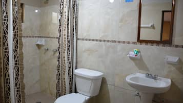 Habitación triple | Baño | Regadera y toallas