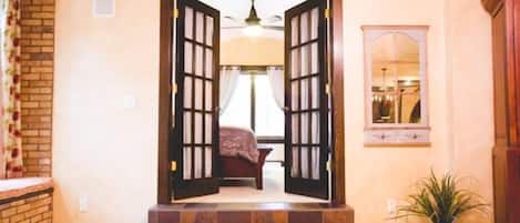 Suite Prestigio, 2 camas Queen size (The Garden Suite) | Camas con pillow-top, escritorio y tabla de planchar con plancha