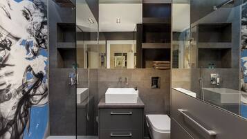 Luxury Apartment, 1 Bedroom | Bathroom | Shower, free toiletries, hair dryer, towels