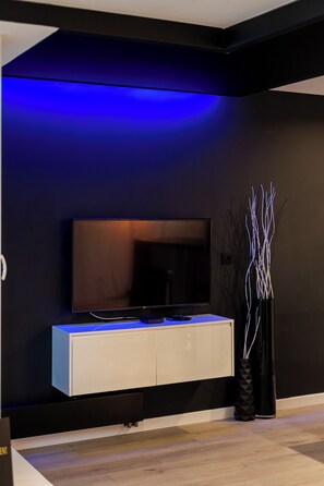 Luxury-Apartment, 1 Schlafzimmer | Wohnbereich | 50-Zoll-Flachbildfernseher mit Kabelempfang, Smart-TV