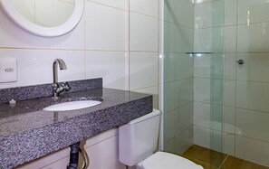 Douche, articles de toilette gratuits, sèche-cheveux