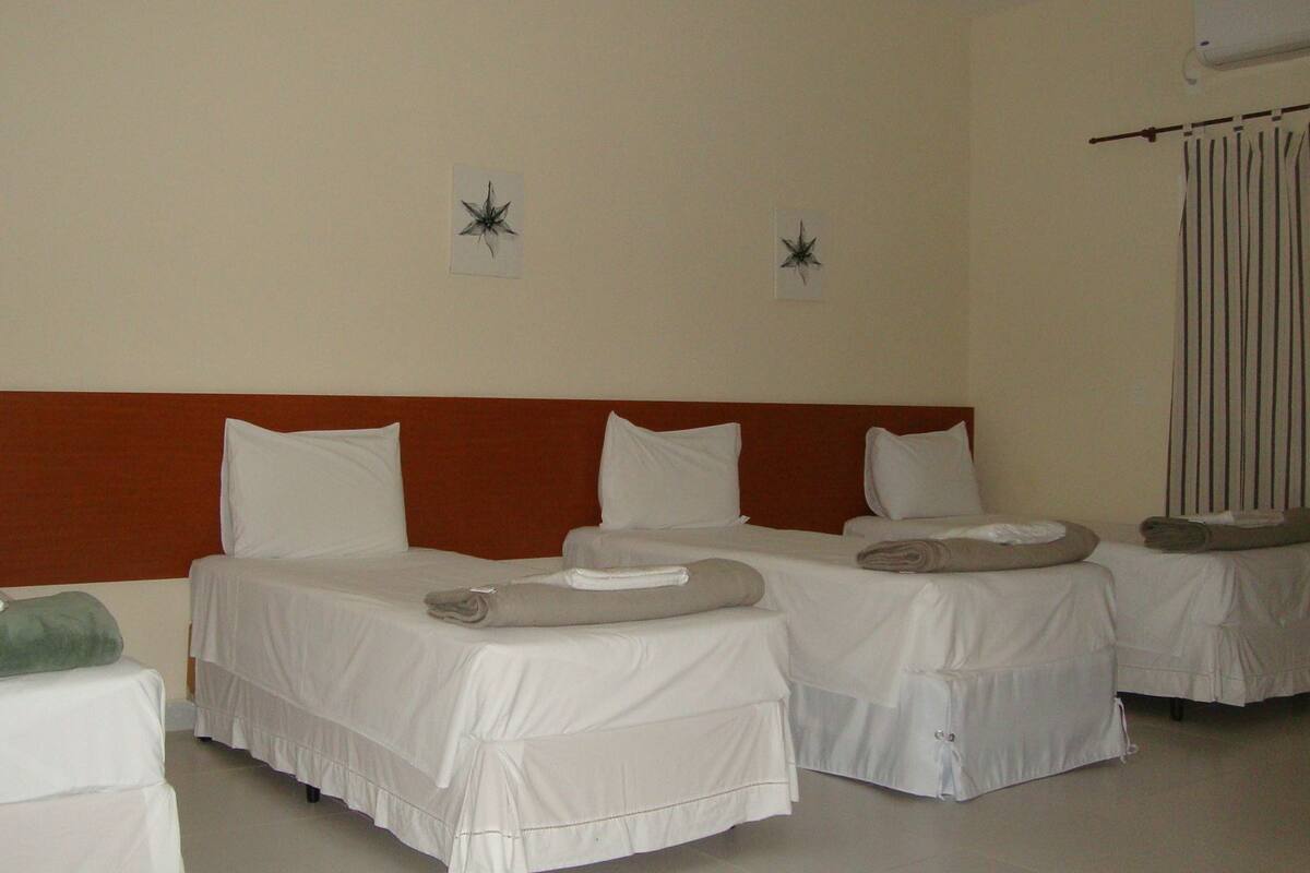 Een minibar, gratis wifi, beddengoed