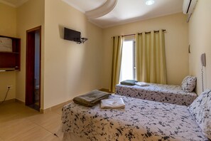 Habitació amb dos llits individuals estàndard | Minibar, wifi gratuïta i roba de llit