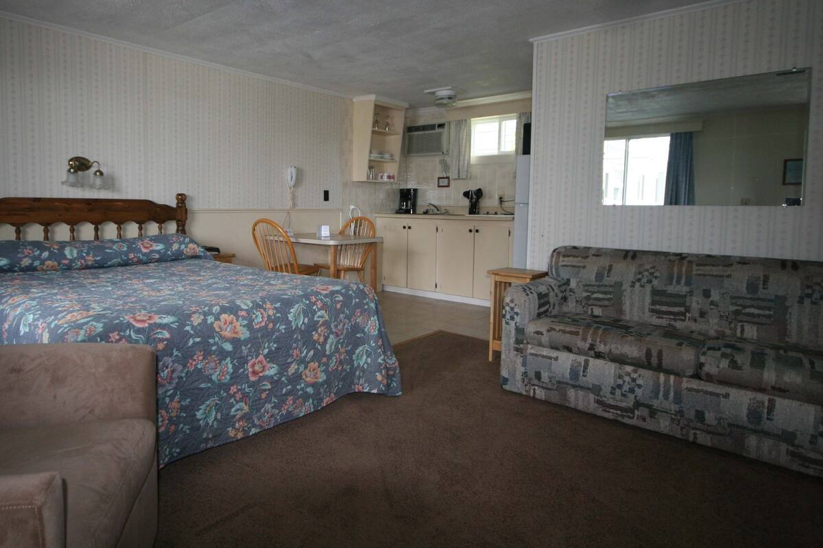 Chambre, 1 grand lit, cuisinette | Literie de qualité, lit de bébé (gratuit), lit d’appoint (gratuit)