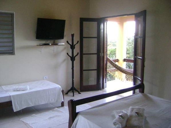 Hypo-allergenic bedding, minibar, individually decorated, desk - Pousada dos Tucanos (Sao Thome das Letras)