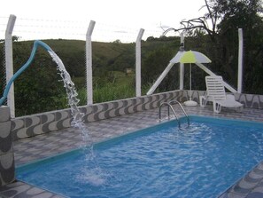 Outdoor pool, pool umbrellas, pool loungers - Pousada dos Tucanos (Sao Thome das Letras)