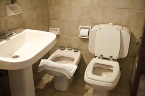 Standard Double or Twin Room, Ensuite, Tower | Bathroom | Rainfall showerhead, hair dryer, towels, soap - Hotel Tunqueley (San Martín de los Andes)