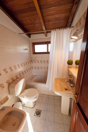 經典頂樓客房 | 浴室 | 淋浴花灑、吹風機、毛巾、肥皂