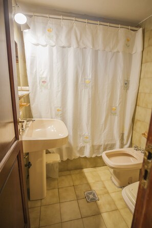 Phòng dành cho gia đình | Phòng tắm | Vòi sen phun mưa, máy sấy tóc, khăn tắm, xà phòng 