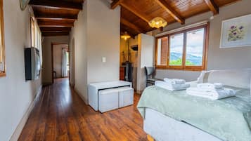 Penthouse clásico | Área de sala de estar | Televisión de plasma de 32 pulgadas con canales por cable y televisión