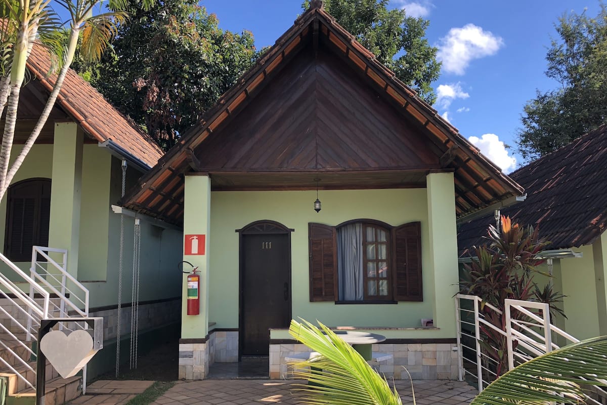 Chalet, balcone | Minibar, una scrivania, tende oscuranti