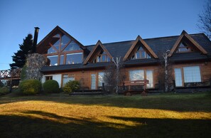 Front of property - Casa del Lago Villa La Angostura (Villa La Angostura)