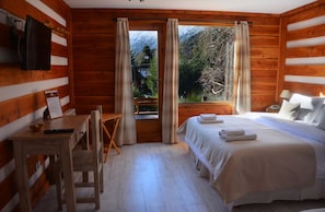 Quarto triplo superior, vista parcial para o lago | Frigobar, cofres nos quartos, escrivaninha