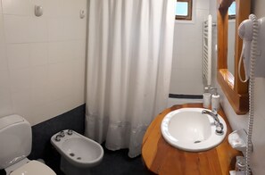 淋浴/浴缸二合一、免費盥洗用品、吹風機、坐浴桶