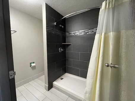 Free toiletries, towels. D'Arbonne Lake Motel