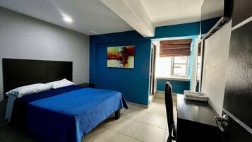 Habitación básica, 1 cama matrimonial | Tabla de planchar con plancha, wifi gratis y ropa de cama