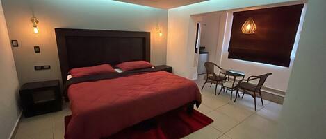 Business Room, 1 King Bed | Iron/ironing board, free WiFi, bed sheets