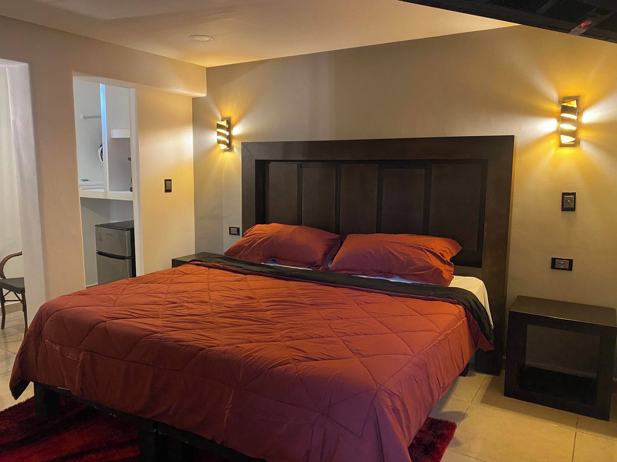 business room, 1 king bed | iron/ironing board, free wifi, bed sheets