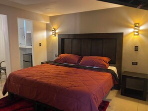 Business Room, 1 King Bed | Iron/ironing board, free WiFi, bed sheets - Hotel Flores (Guamuchil)